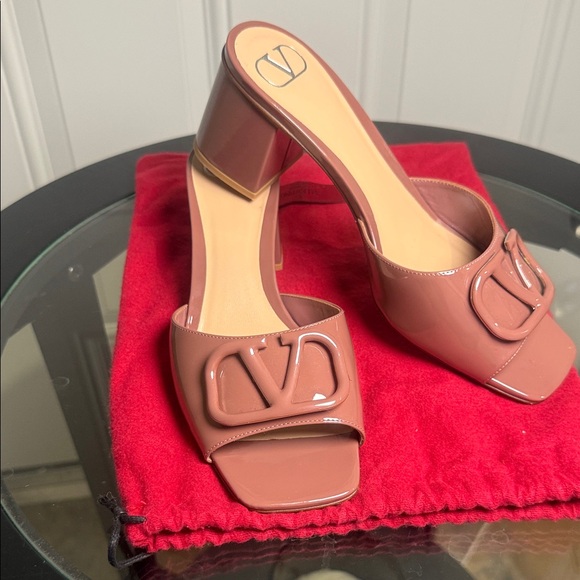 VALENTINO VLOGO 60 PATENT SANDAL 
Size: 39 EU (fits US 8.5 – 9) - Picture 3 of 9